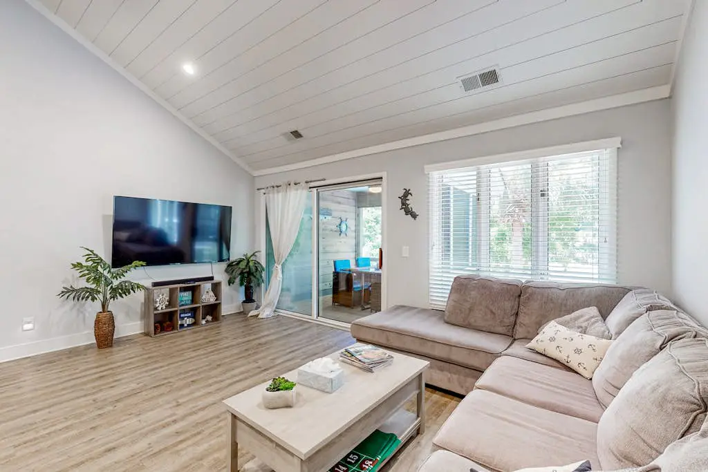 Renovated island townhome near the beach with golf course views