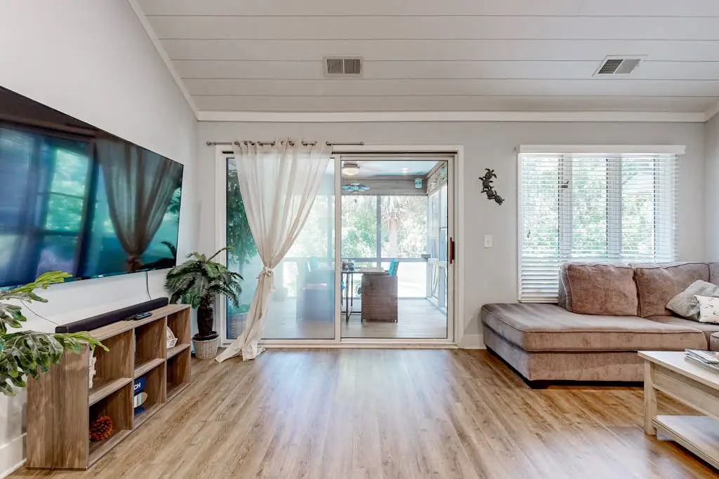 Renovated island townhome near the beach with golf course views