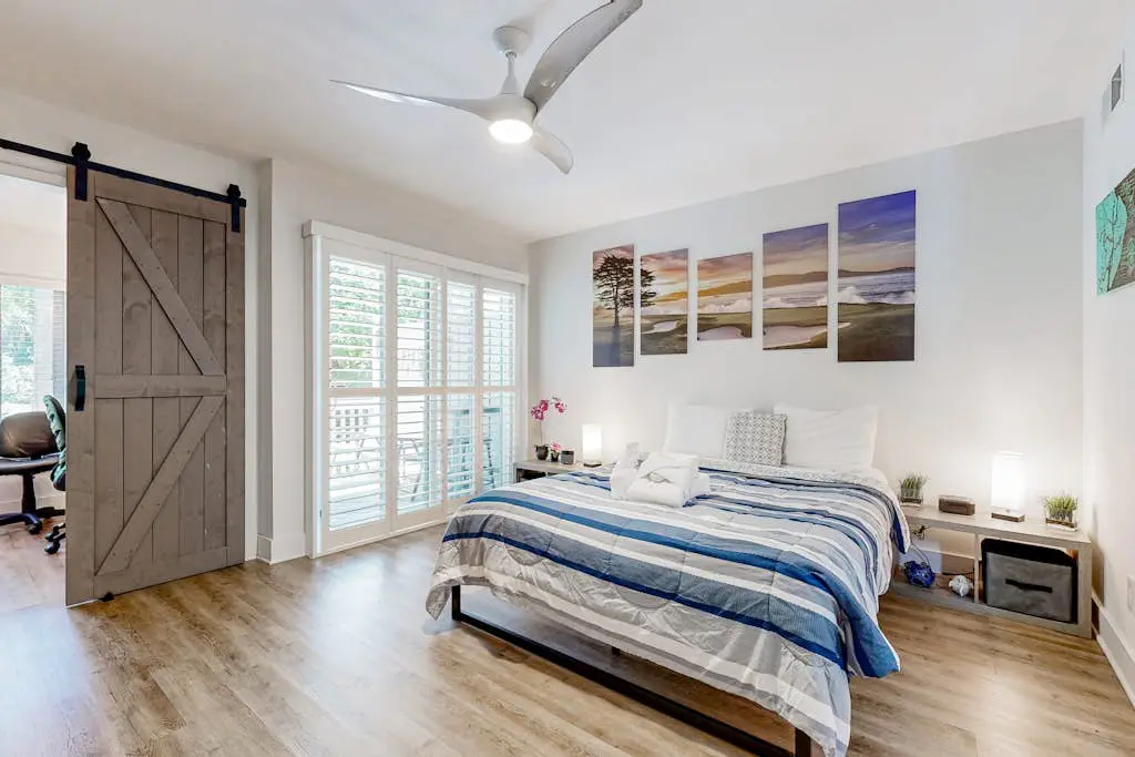 Renovated island townhome near the beach with golf course views
