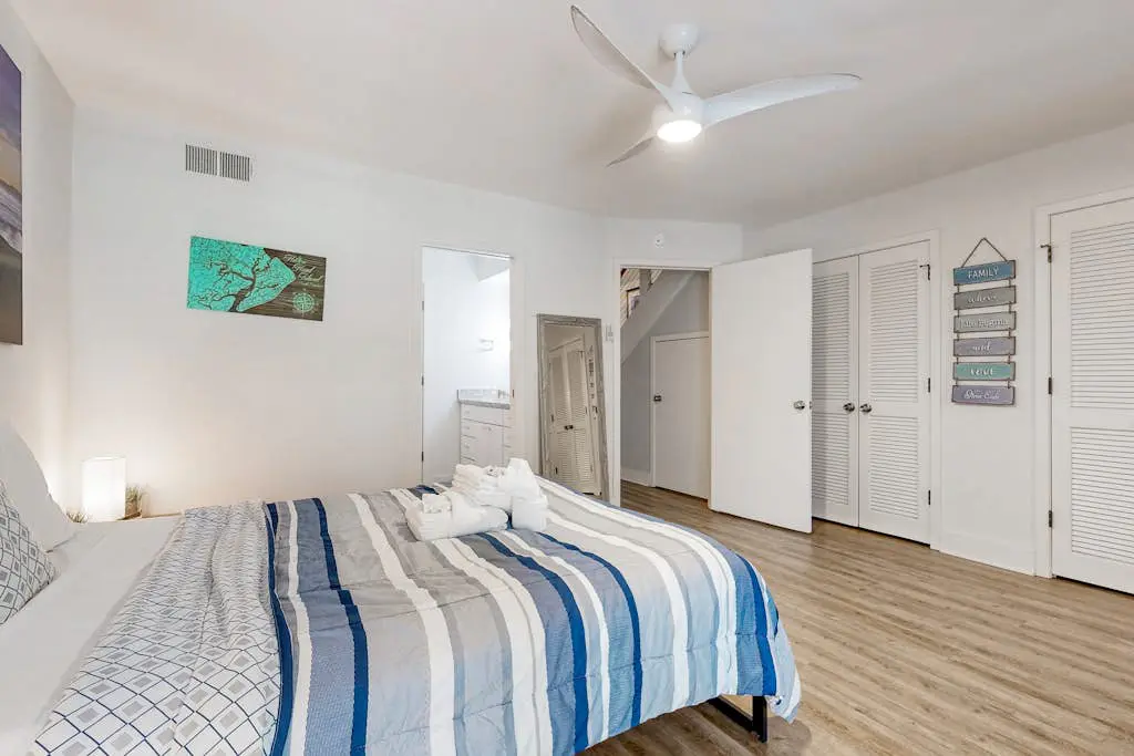Renovated island townhome near the beach with golf course views