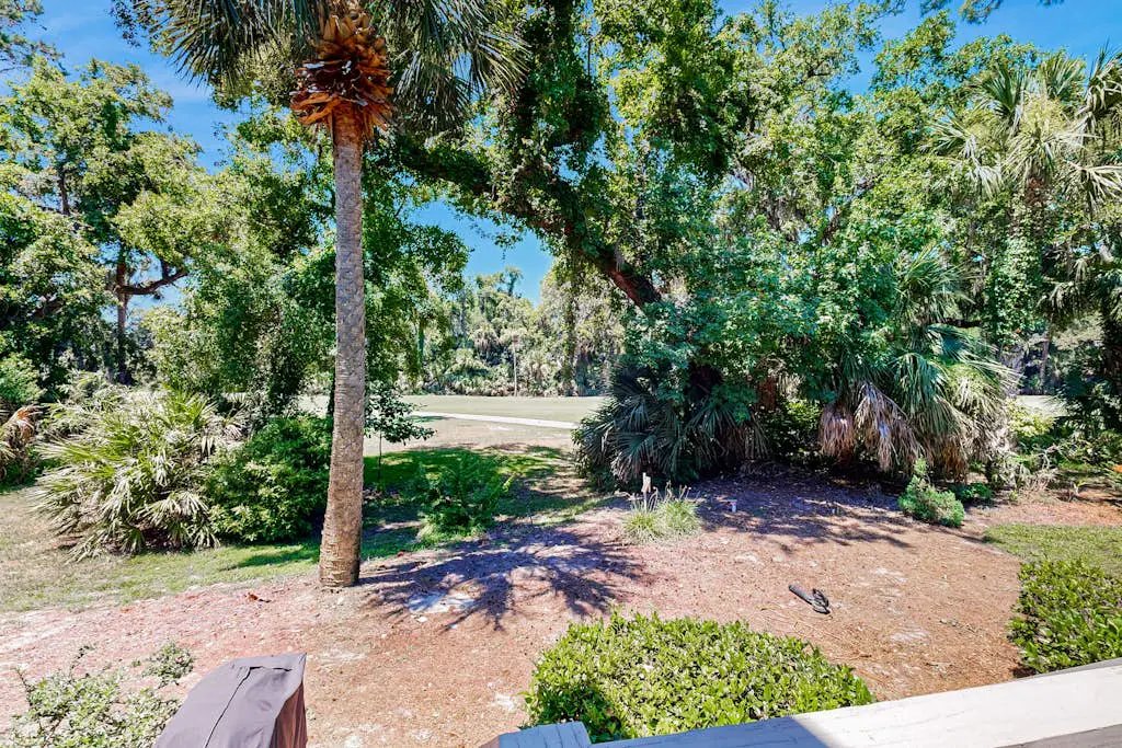 Renovated island townhome near the beach with golf course views