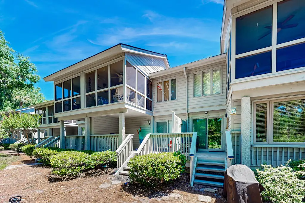 Renovated island townhome near the beach with golf course views