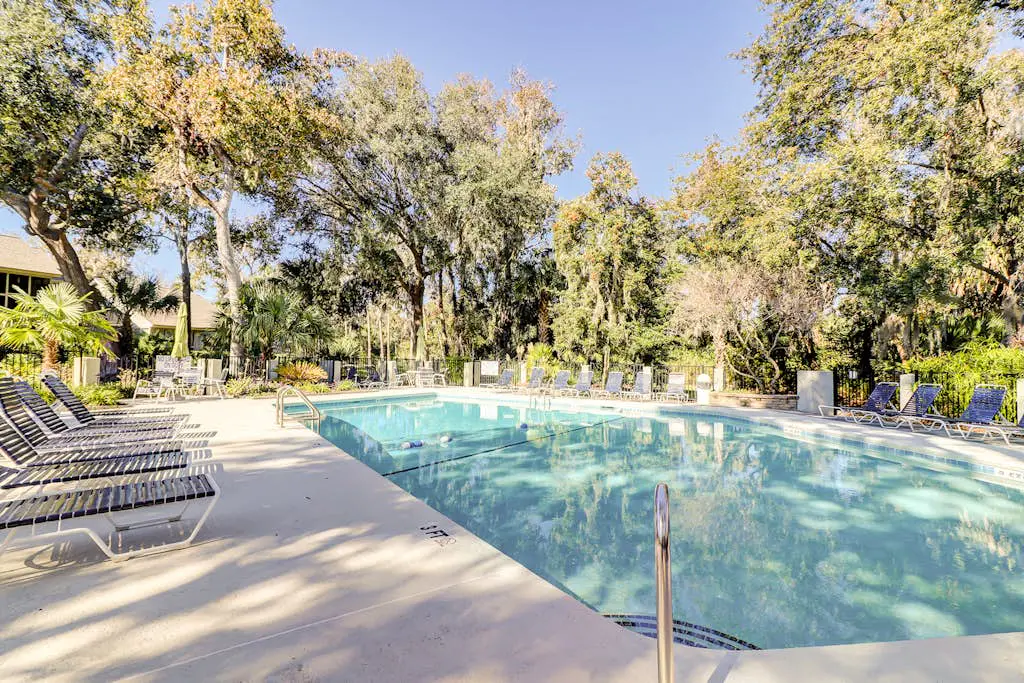 Renovated island townhome near the beach with golf course views