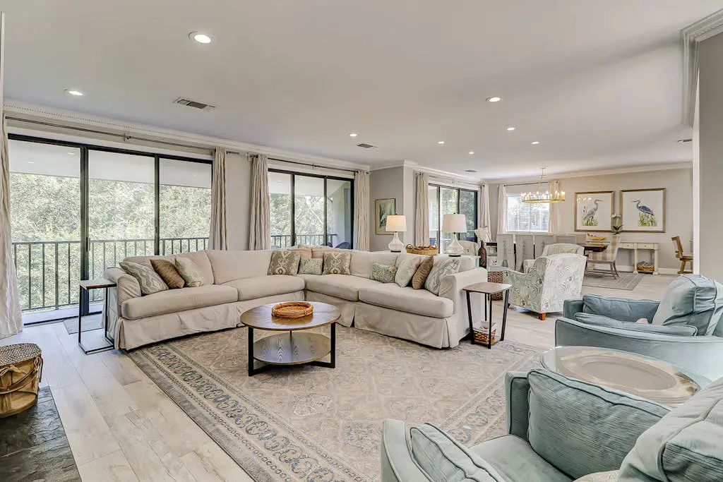 Walk to the beach Top-floor penthouse with 4 balconies & pool