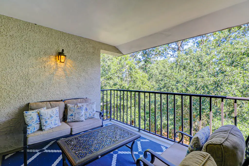 Walk to the beach Top-floor penthouse with 4 balconies & pool