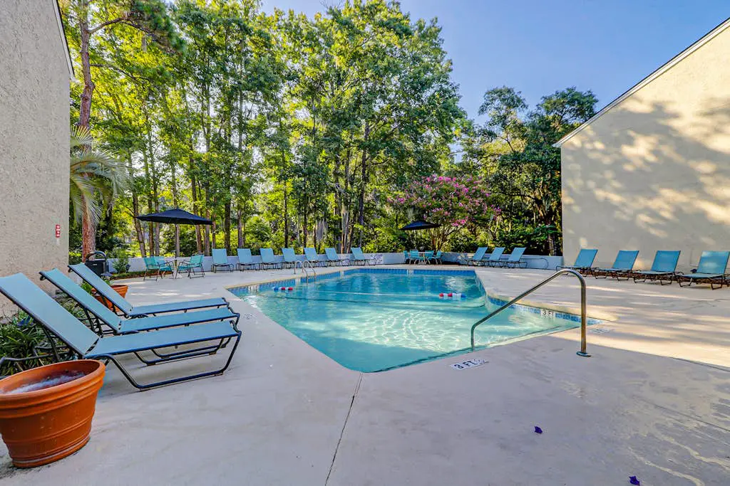 Walk to the beach Top-floor penthouse with 4 balconies & pool