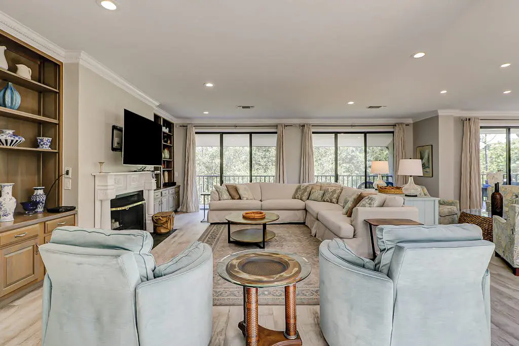 Walk to the beach Top-floor penthouse with 4 balconies & pool