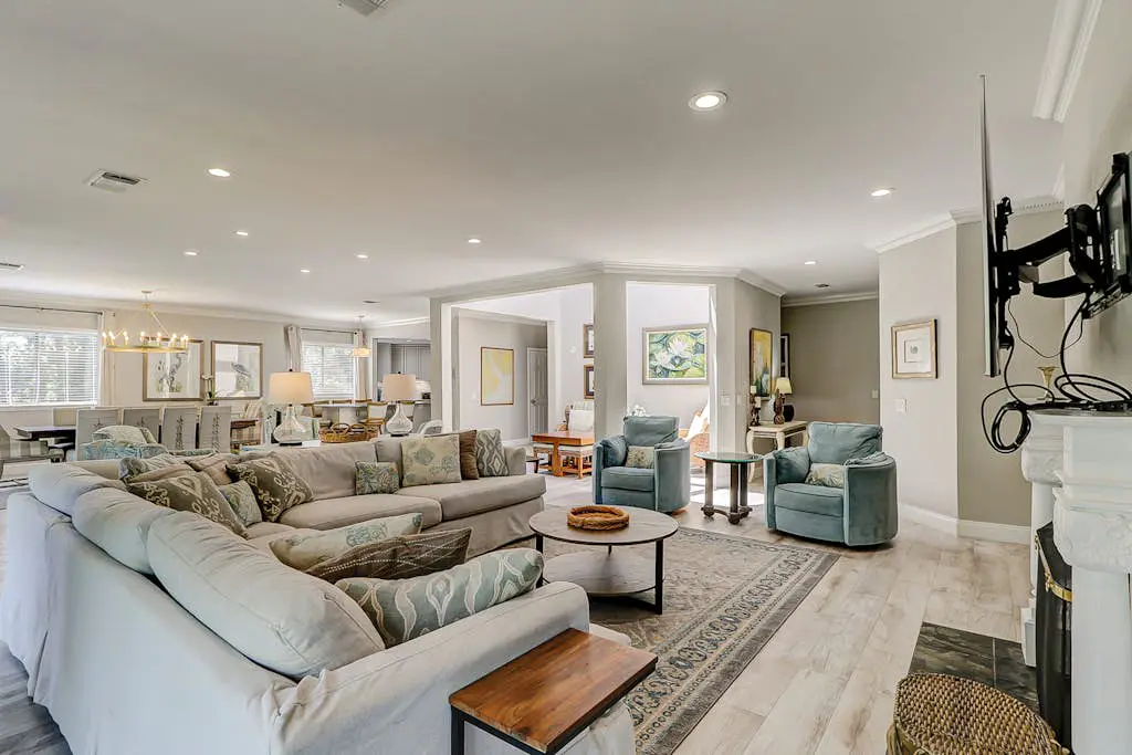 Walk to the beach Top-floor penthouse with 4 balconies & pool