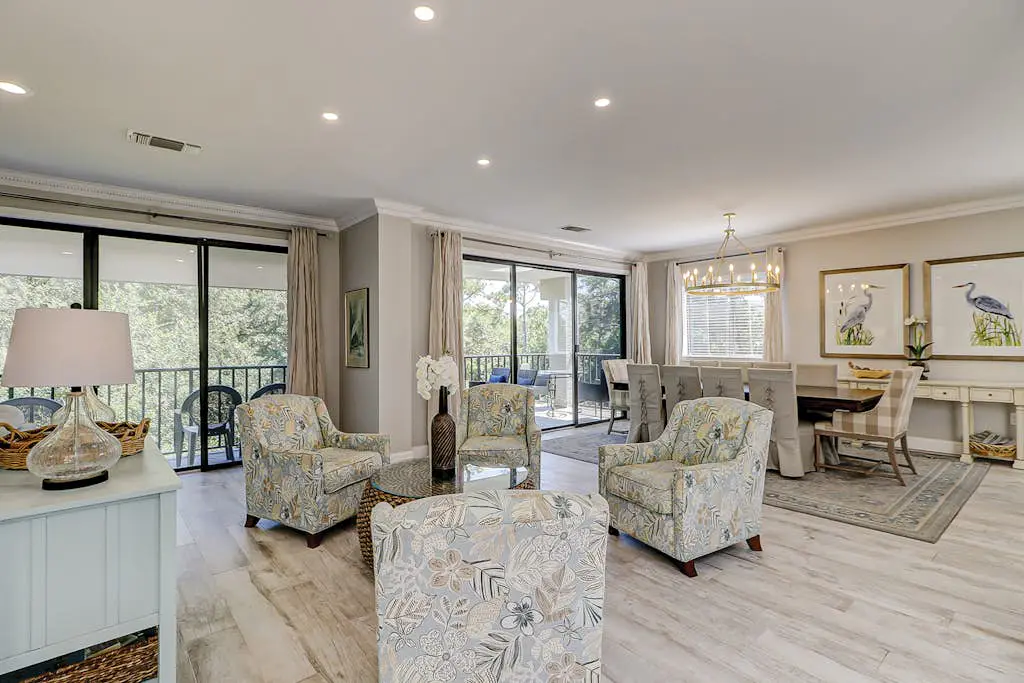 Walk to the beach Top-floor penthouse with 4 balconies & pool