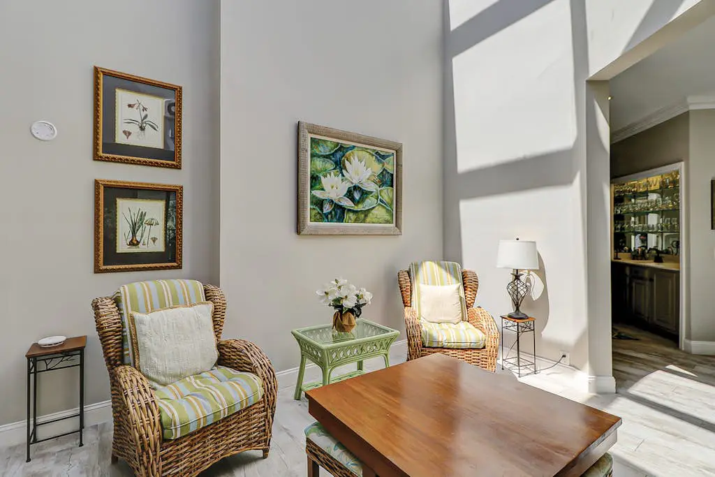 Walk to the beach Top-floor penthouse with 4 balconies & pool