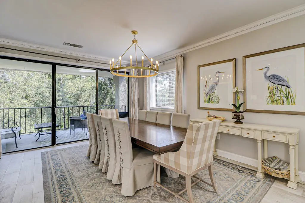 Walk to the beach Top-floor penthouse with 4 balconies & pool