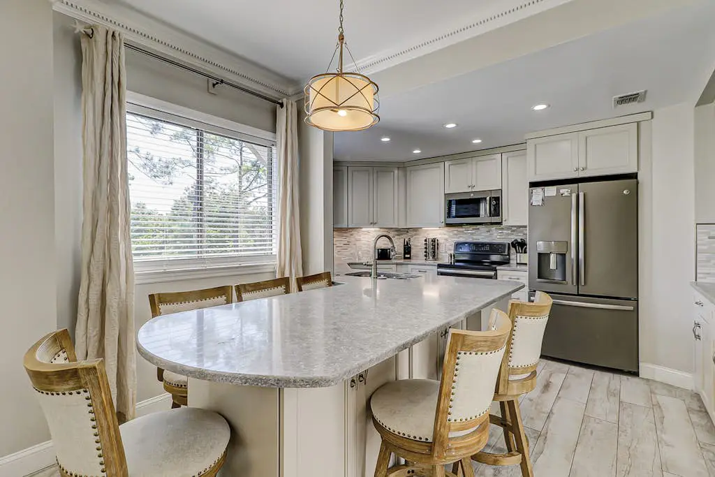 Walk to the beach Top-floor penthouse with 4 balconies & pool