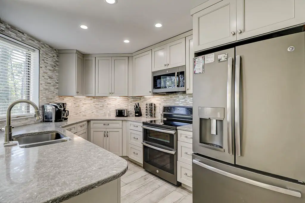 Walk to the beach Top-floor penthouse with 4 balconies & pool