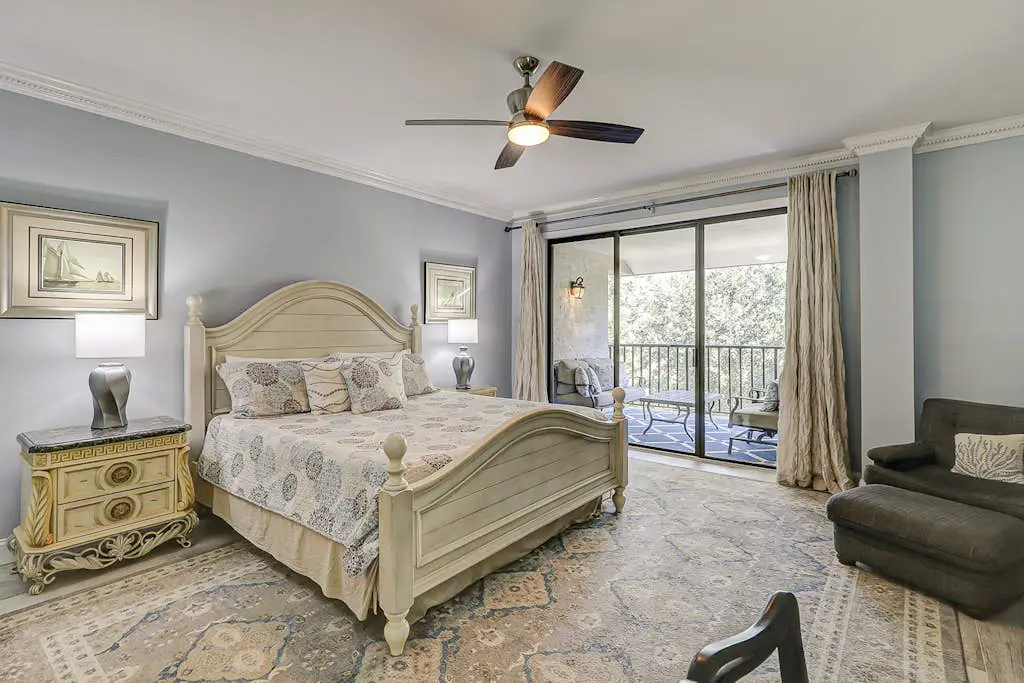 Walk to the beach Top-floor penthouse with 4 balconies & pool