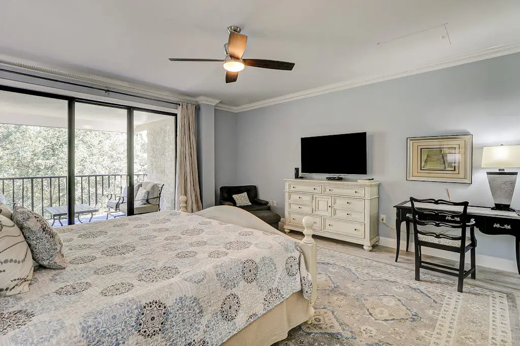 Walk to the beach Top-floor penthouse with 4 balconies & pool