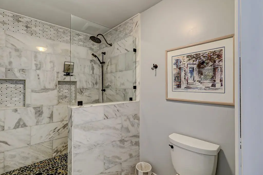 Walk to the beach Top-floor penthouse with 4 balconies & pool