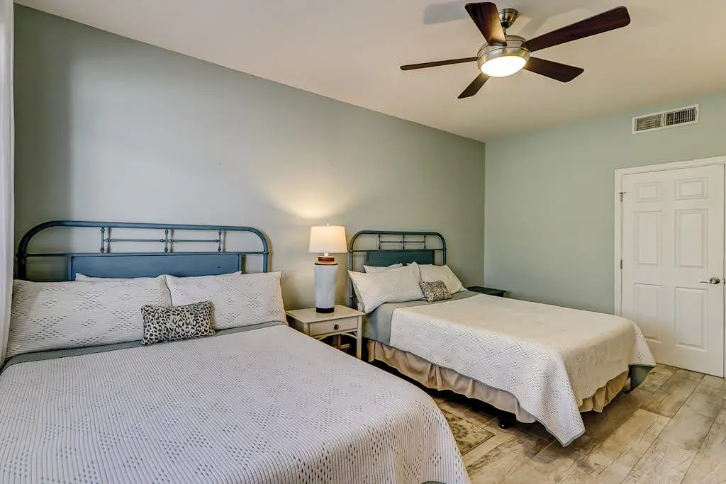 Walk to the beach Top-floor penthouse with 4 balconies & pool