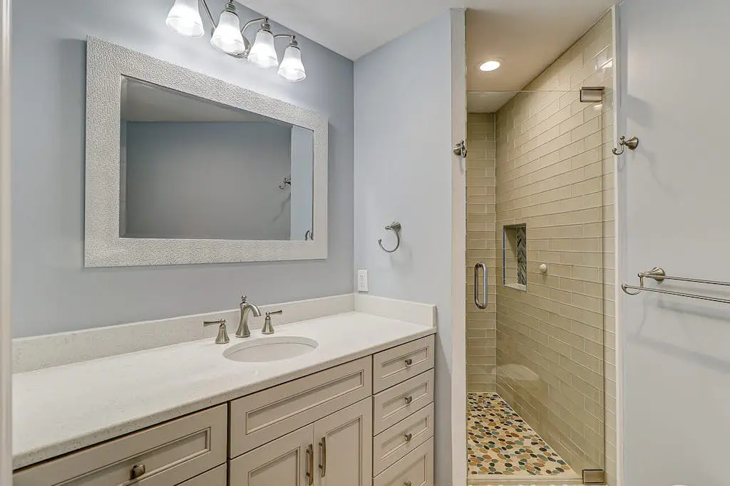 Walk to the beach Top-floor penthouse with 4 balconies & pool