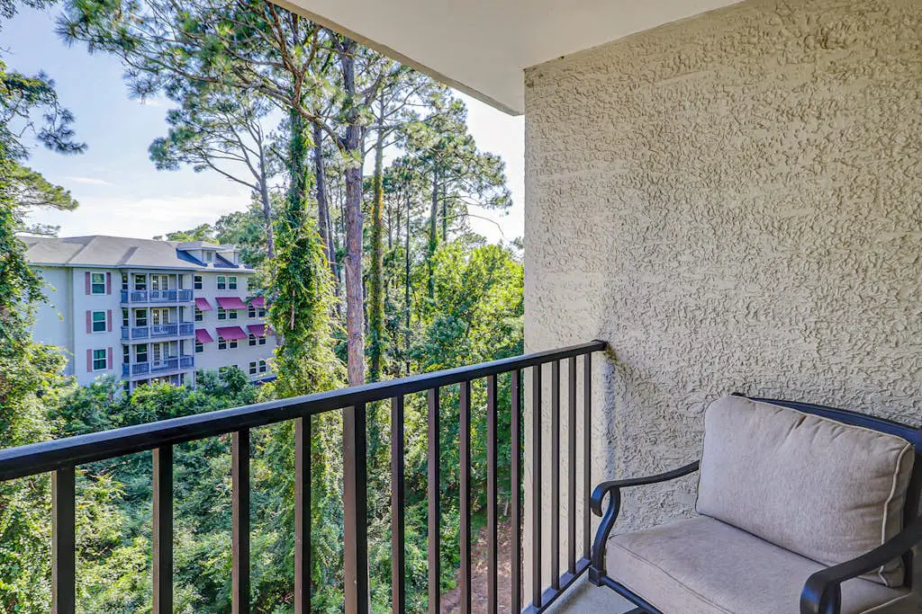 Walk to the beach Top-floor penthouse with 4 balconies & pool