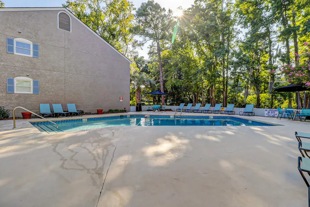 Walk to the beach Top-floor penthouse with 4 balconies & pool