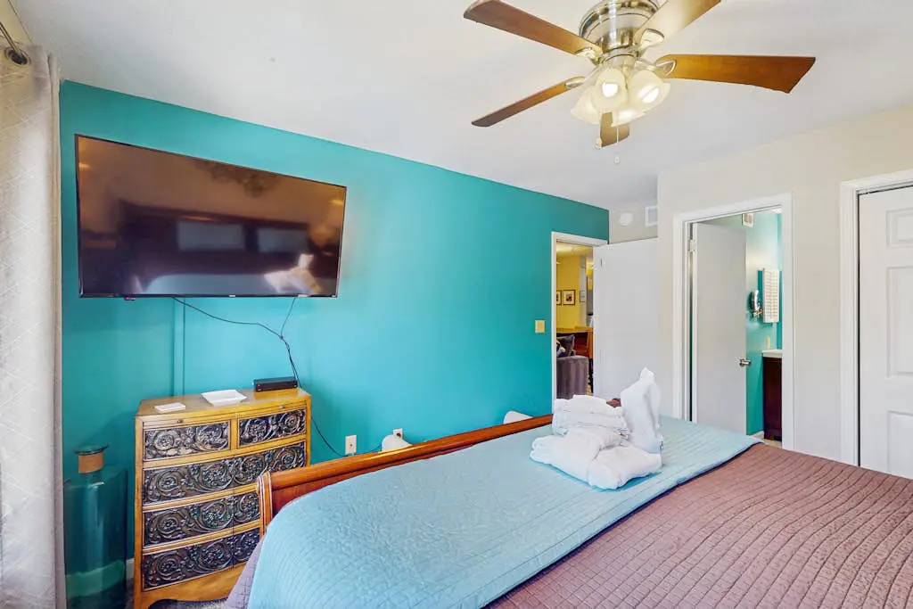 Sunshine Villa | Newly Renovated Beachside Condo, Pools & Tennis