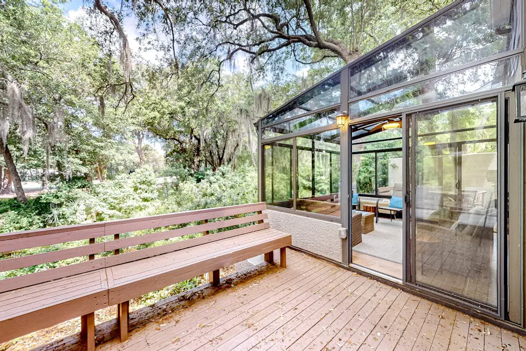 Lovely condo close to beach - pool access, elegant screened patio & washer/dryer