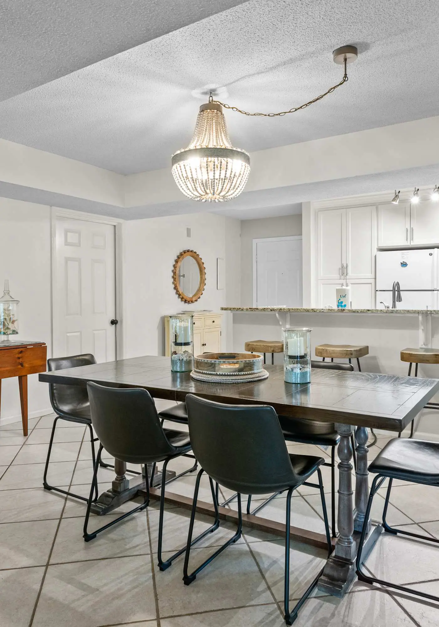 Lovely condo close to beach - pool access, elegant screened patio & washer/dryer