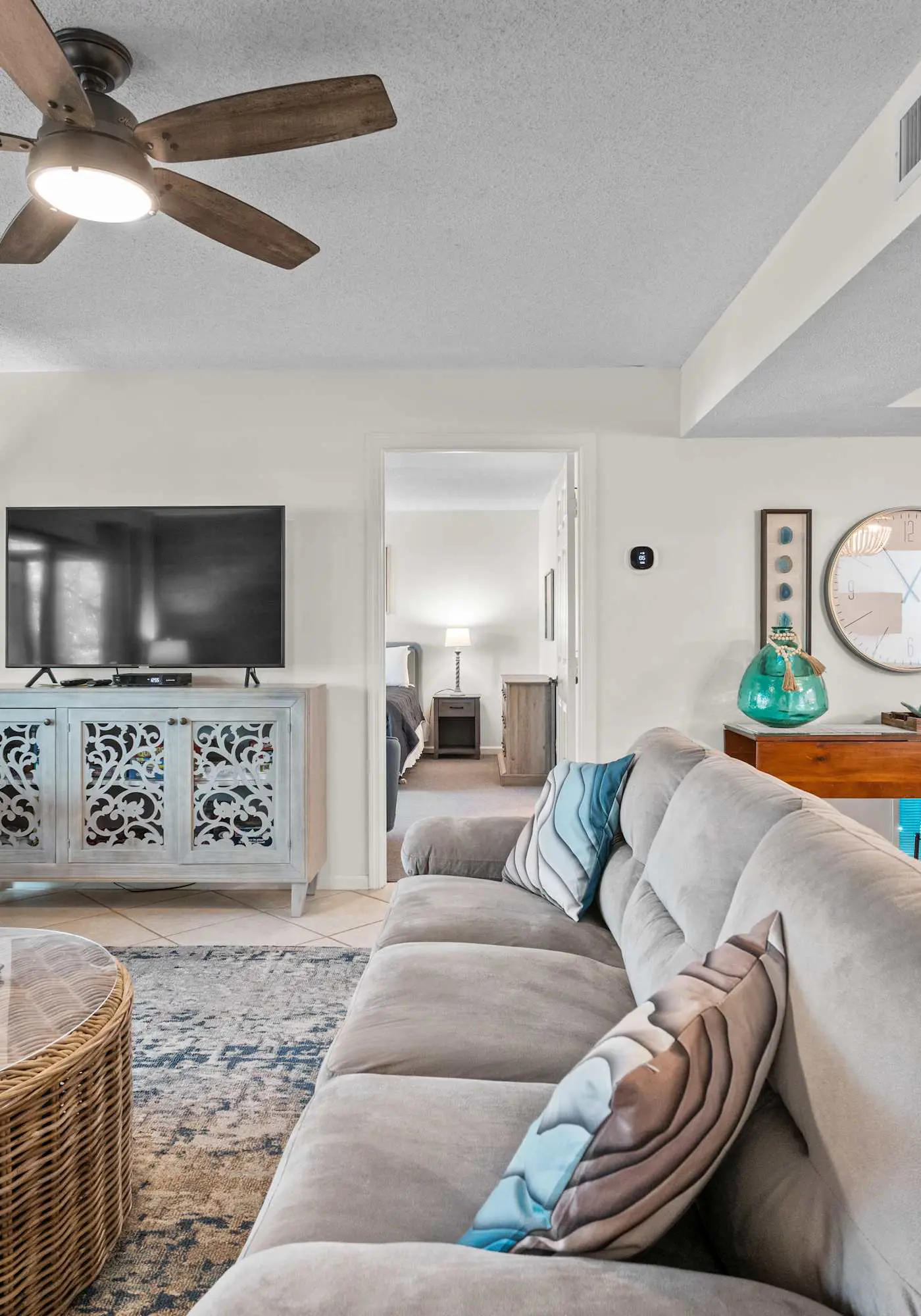 Lovely condo close to beach - pool access, elegant screened patio & washer/dryer