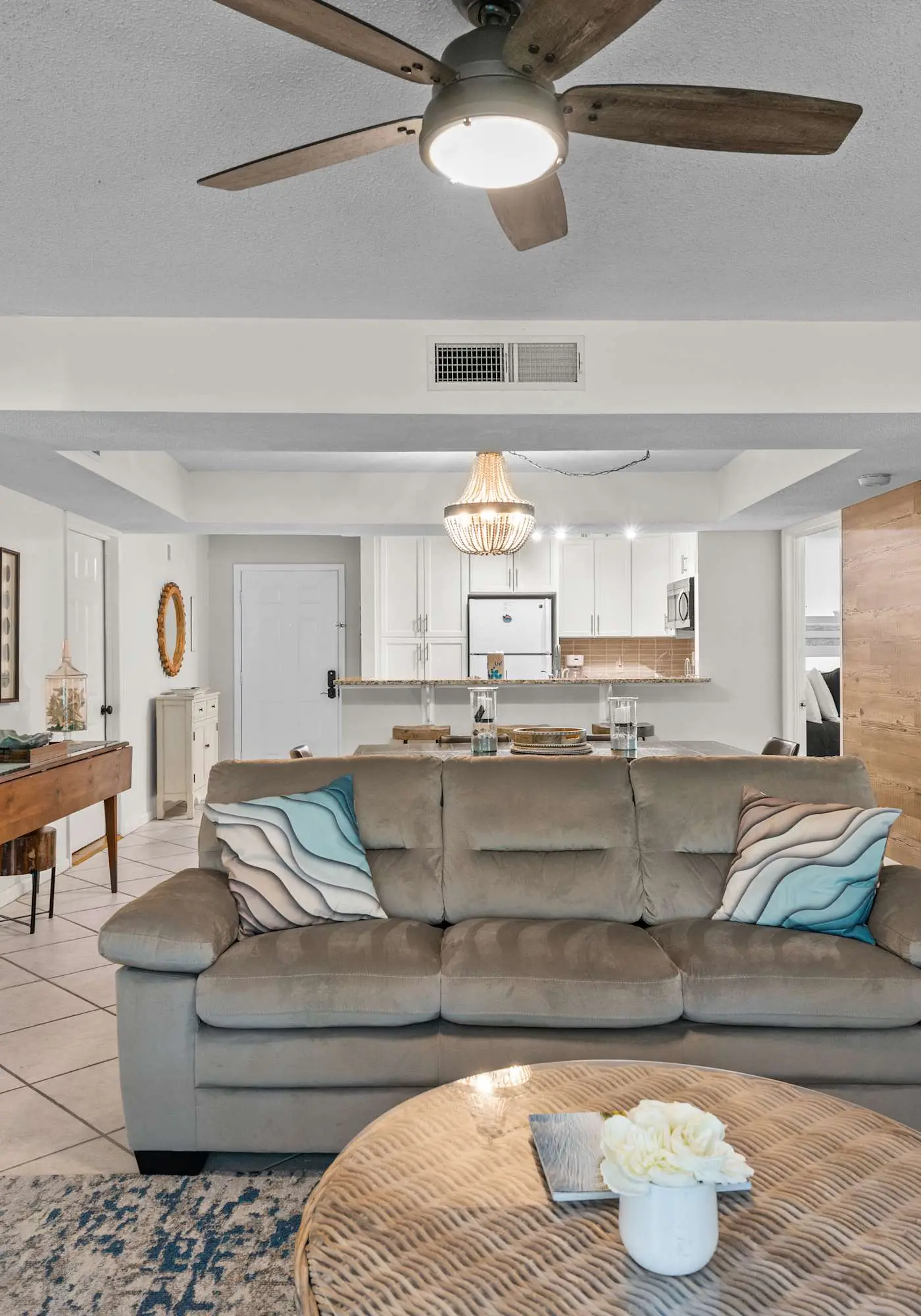 Lovely condo close to beach - pool access, elegant screened patio & washer/dryer