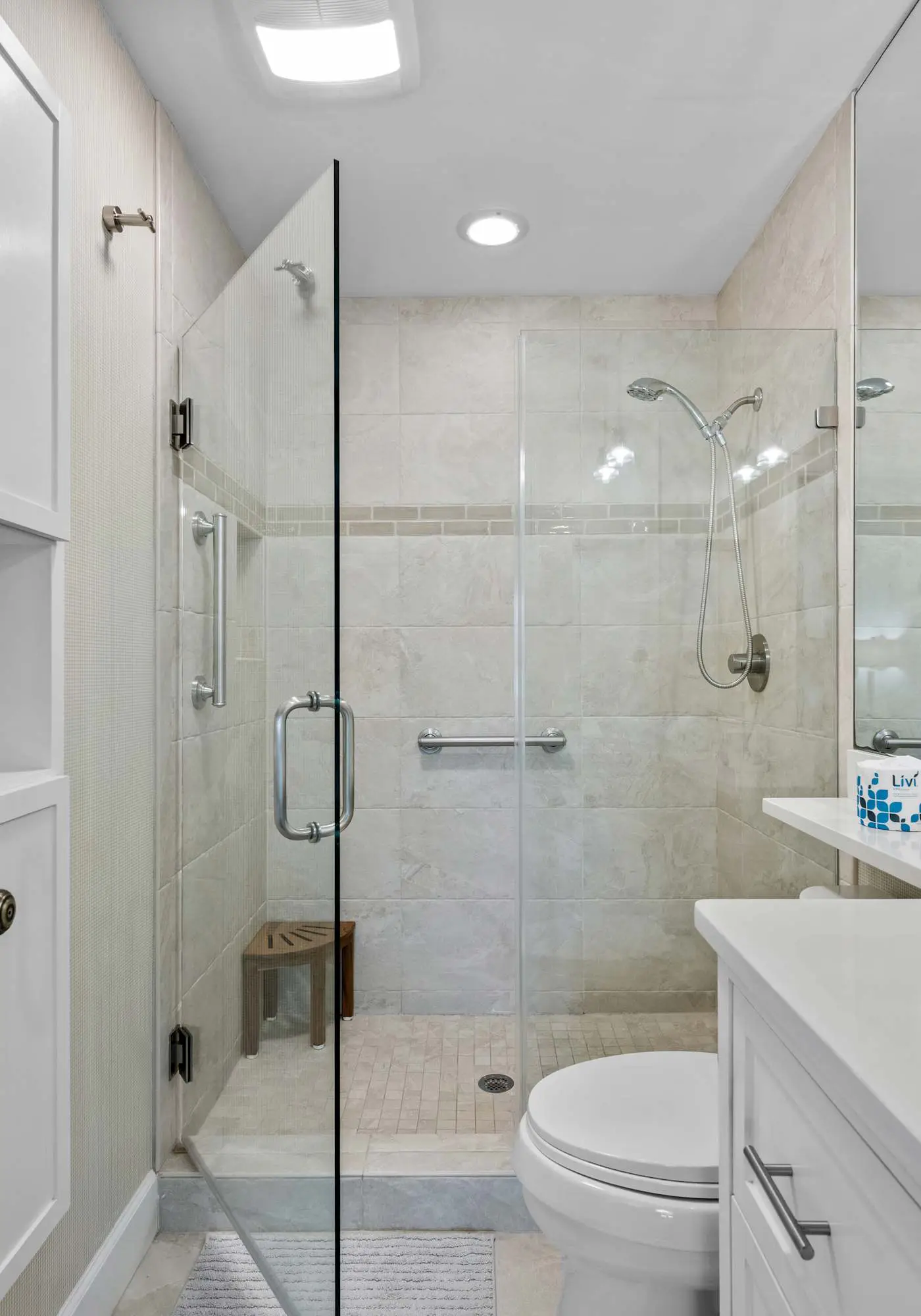 Lovely condo close to beach - pool access, elegant screened patio & washer/dryer