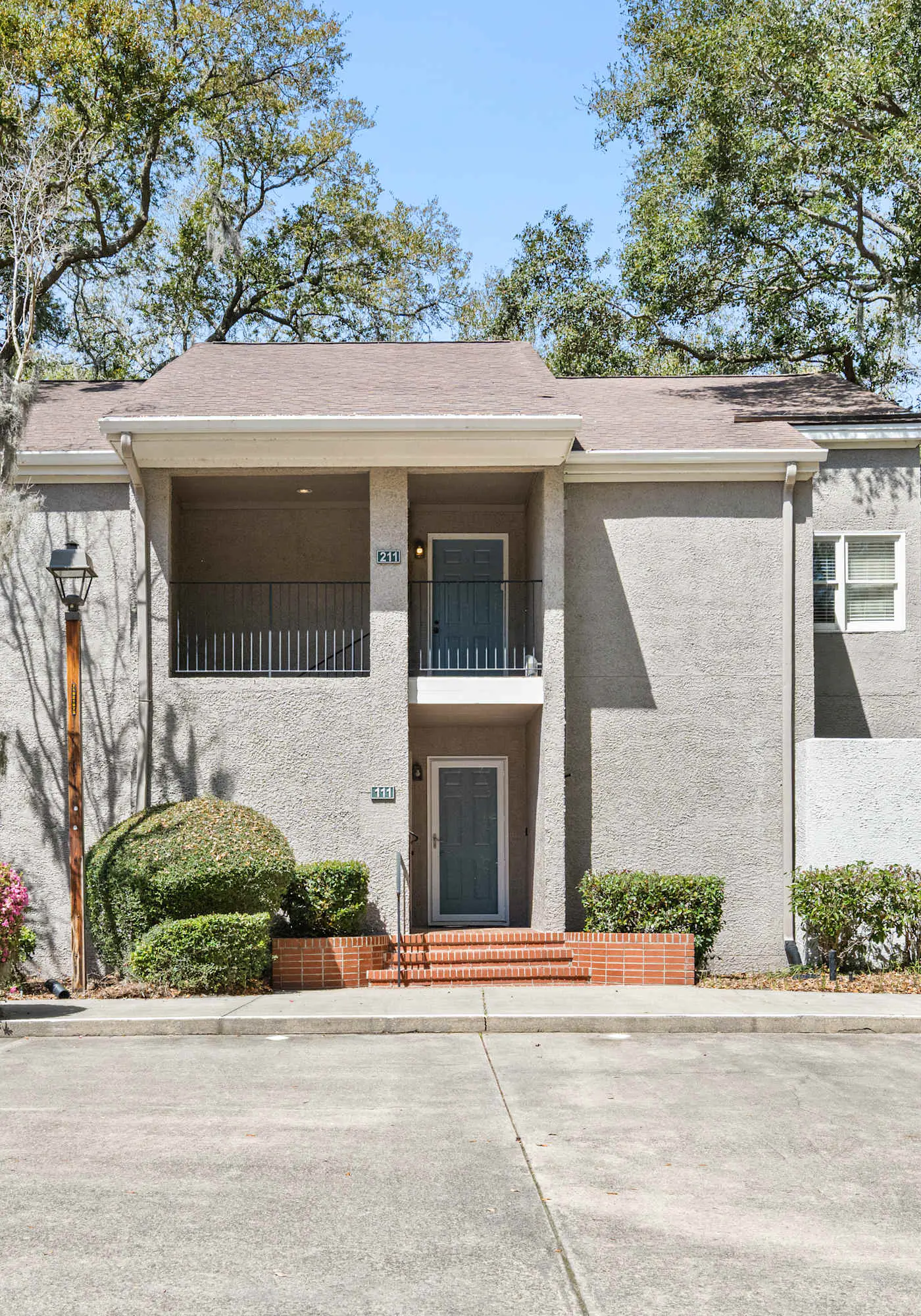 Lovely condo close to beach - pool access, elegant screened patio & washer/dryer