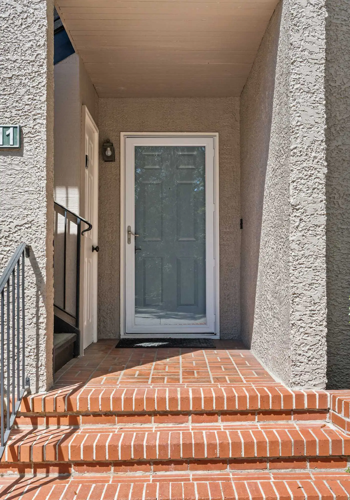 Lovely condo close to beach - pool access, elegant screened patio & washer/dryer
