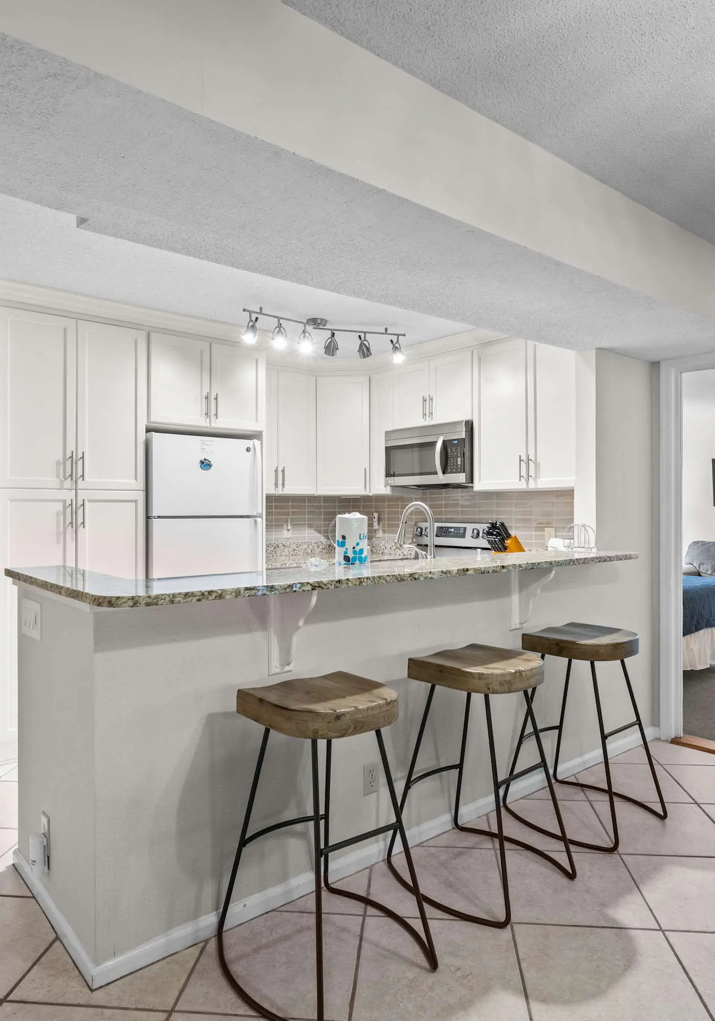 Lovely condo close to beach - pool access, elegant screened patio & washer/dryer