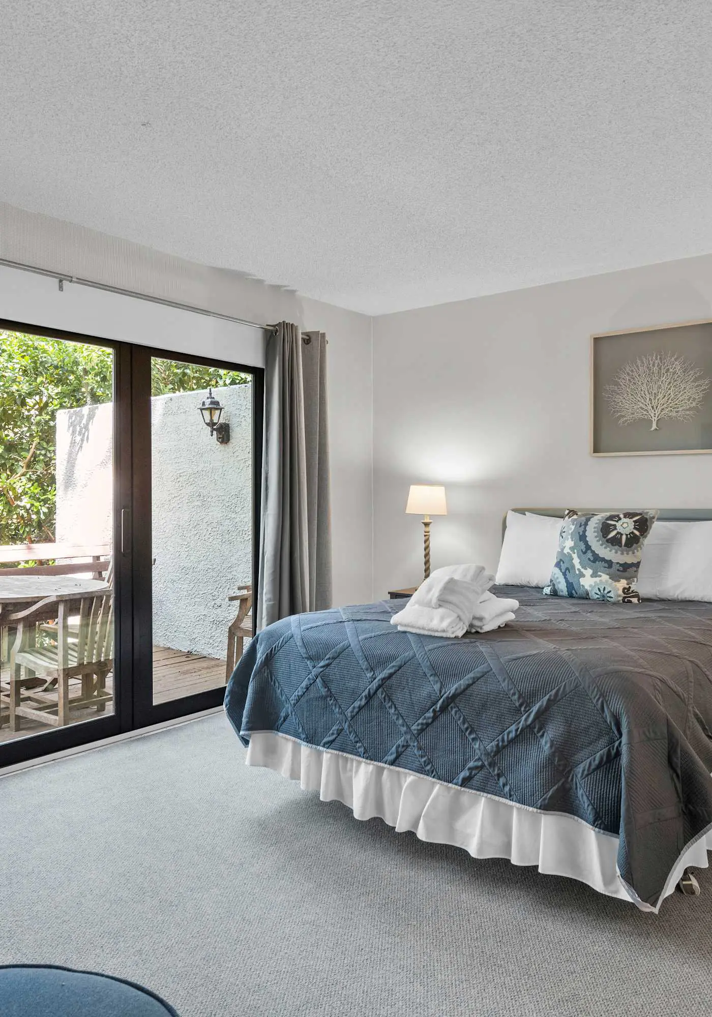 Lovely condo close to beach - pool access, elegant screened patio & washer/dryer