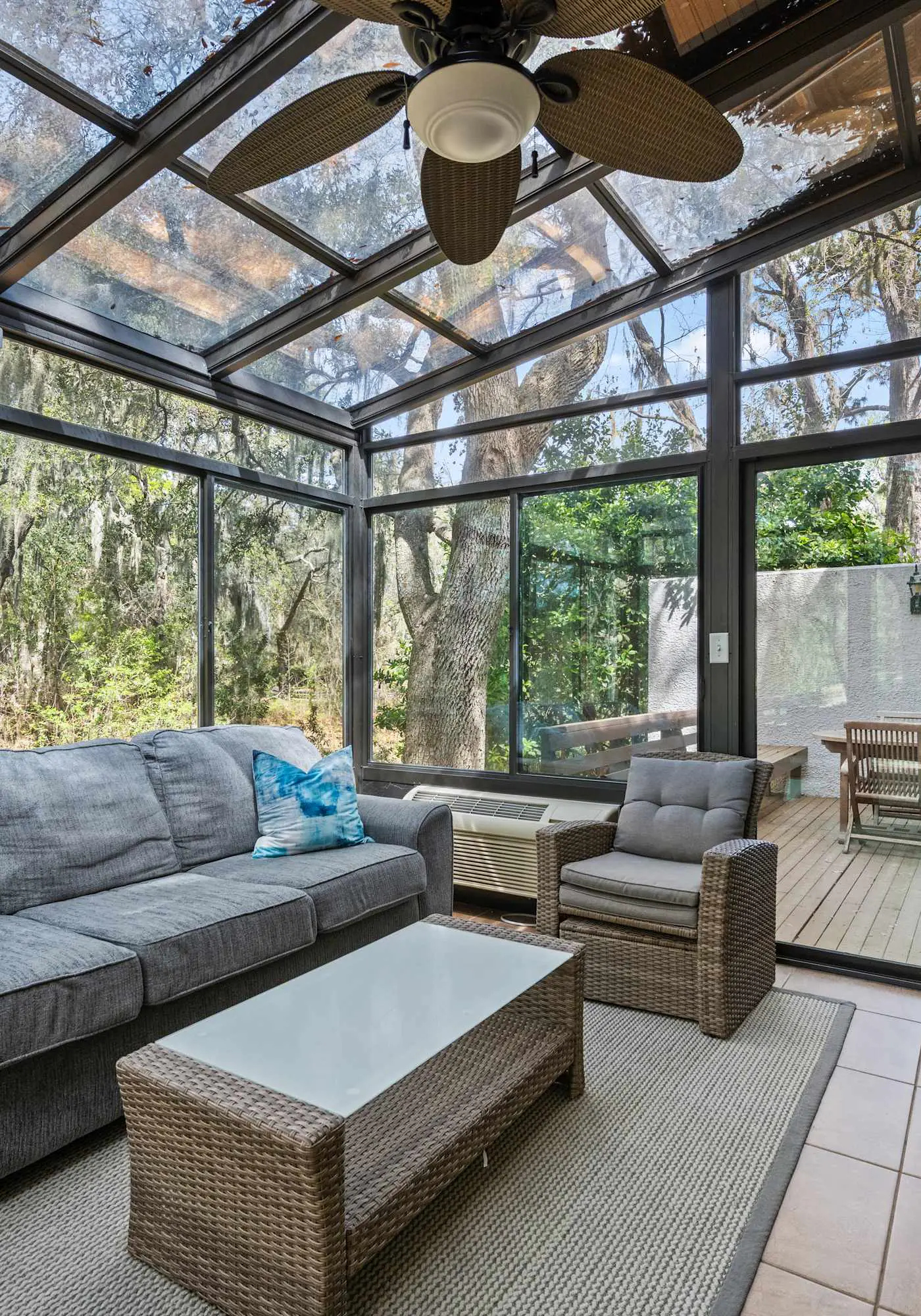 Lovely condo close to beach - pool access, elegant screened patio & washer/dryer