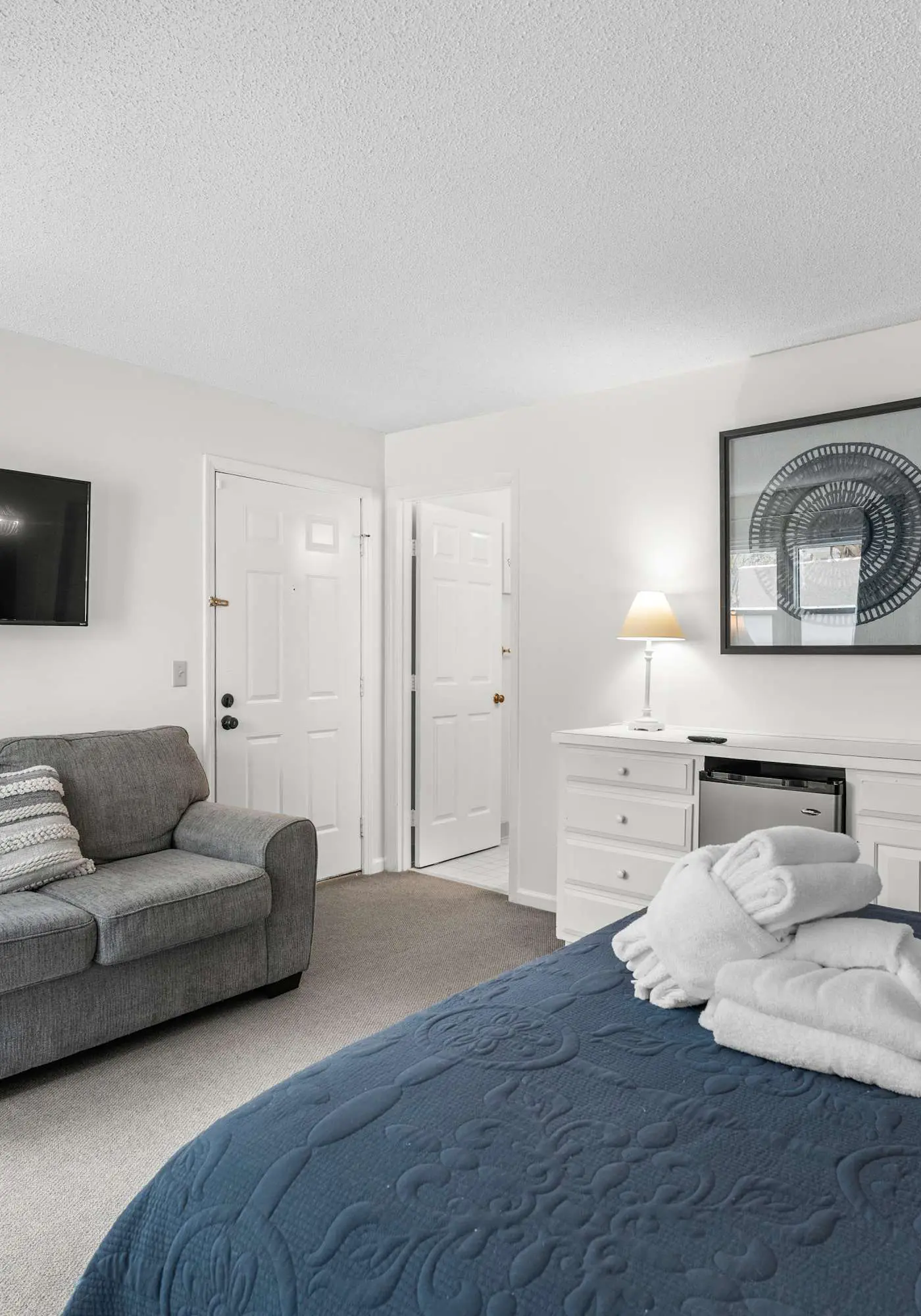 Lovely condo close to beach - pool access, elegant screened patio & washer/dryer