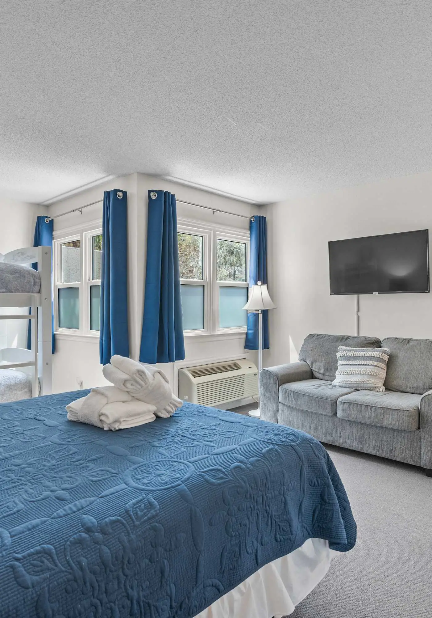 Lovely condo close to beach - pool access, elegant screened patio & washer/dryer