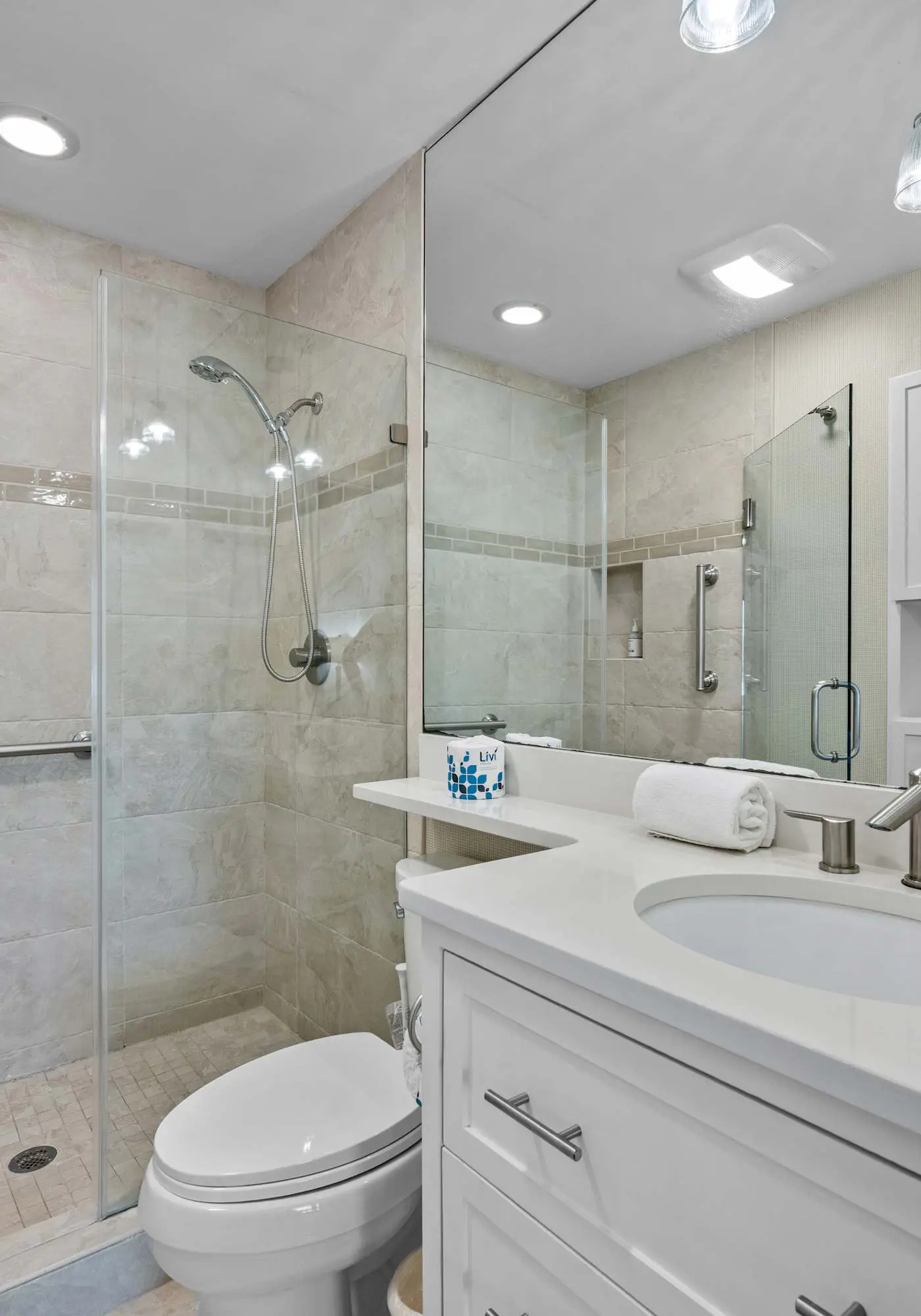 Lovely condo close to beach - pool access, elegant screened patio & washer/dryer