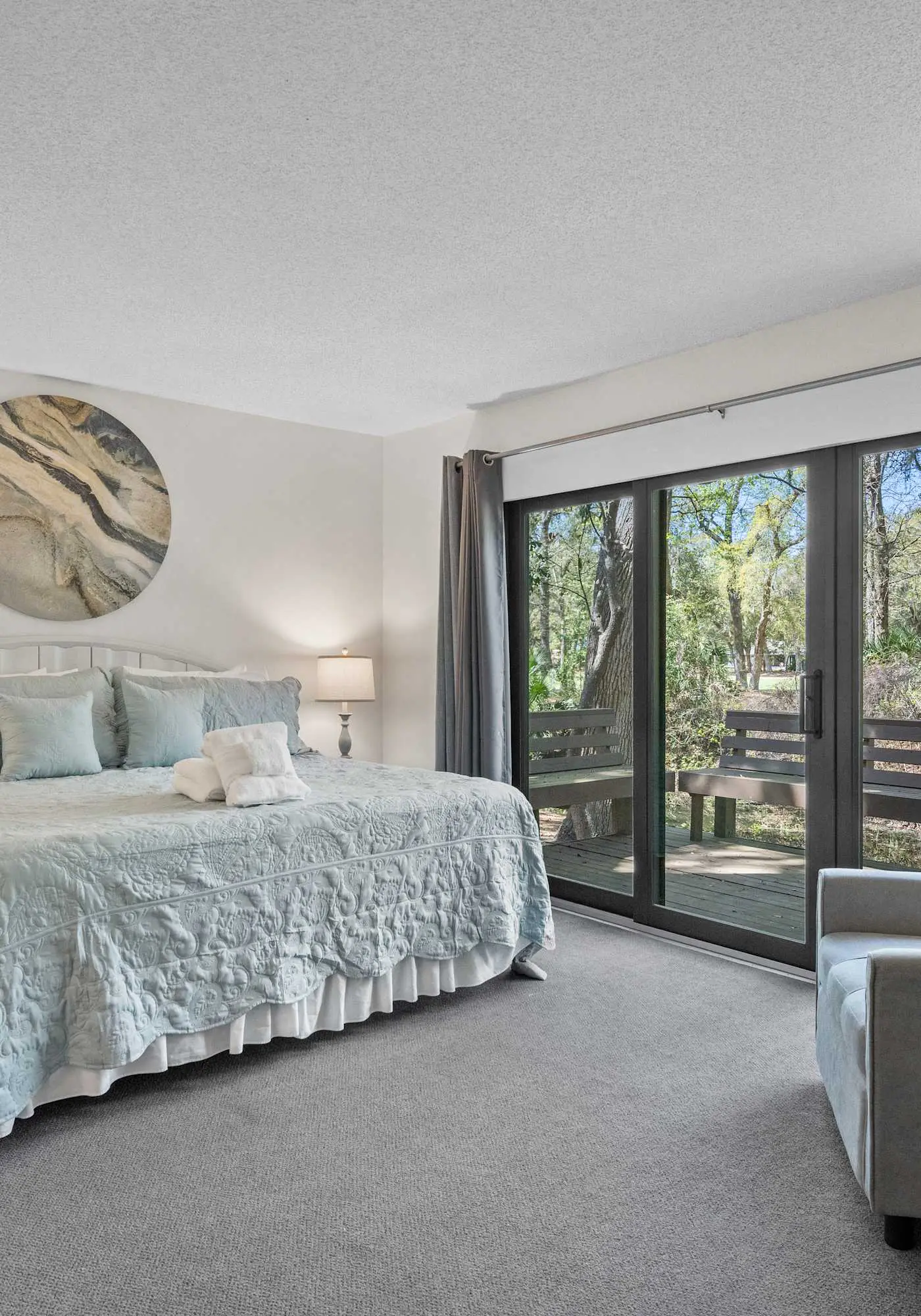 Lovely condo close to beach - pool access, elegant screened patio & washer/dryer