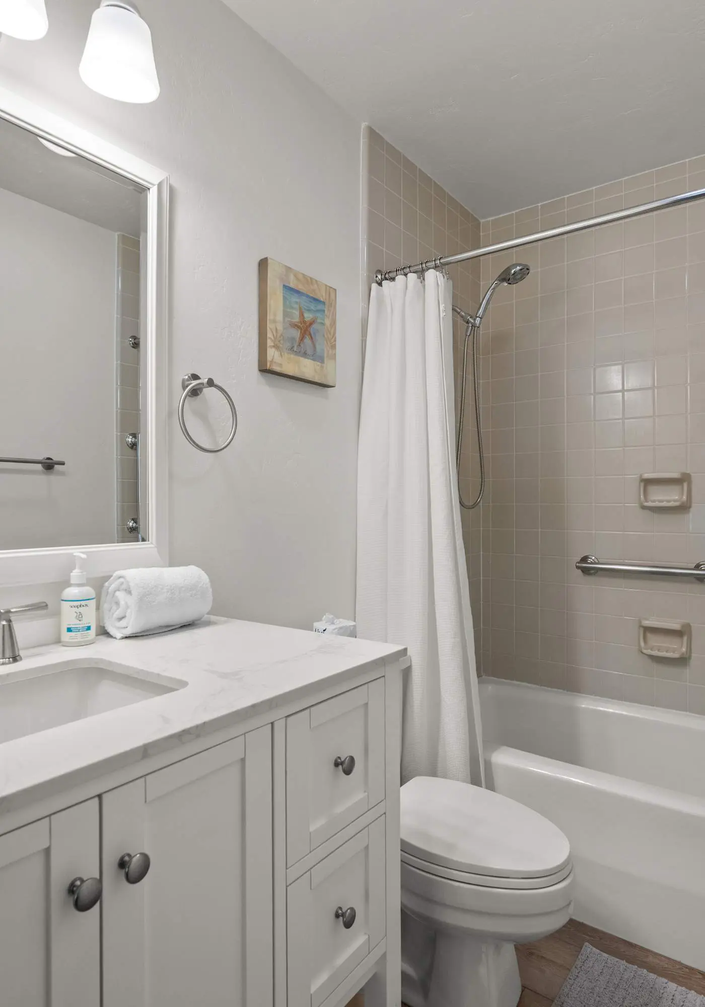 Lovely condo close to beach - pool access, elegant screened patio & washer/dryer