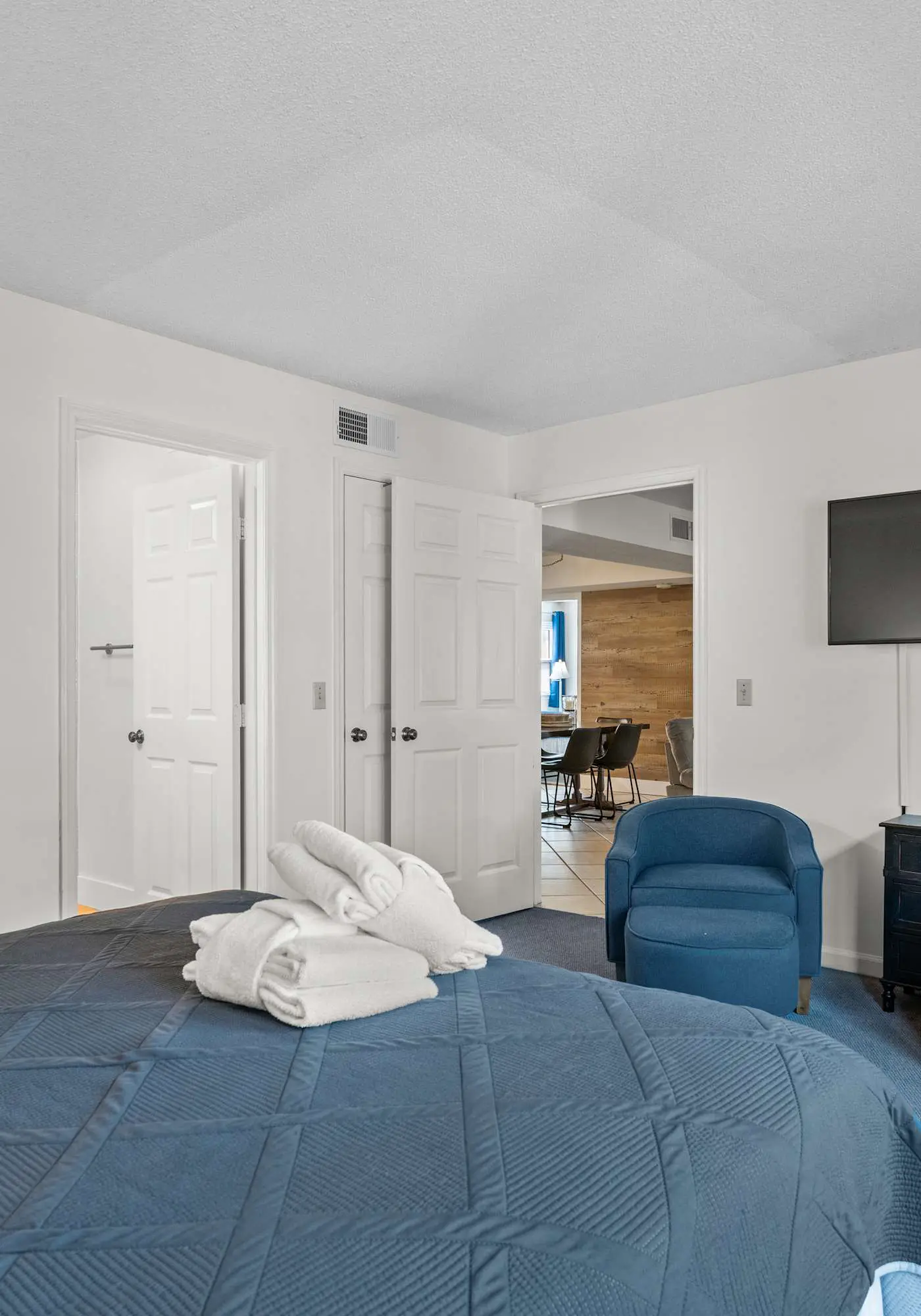 Lovely condo close to beach - pool access, elegant screened patio & washer/dryer