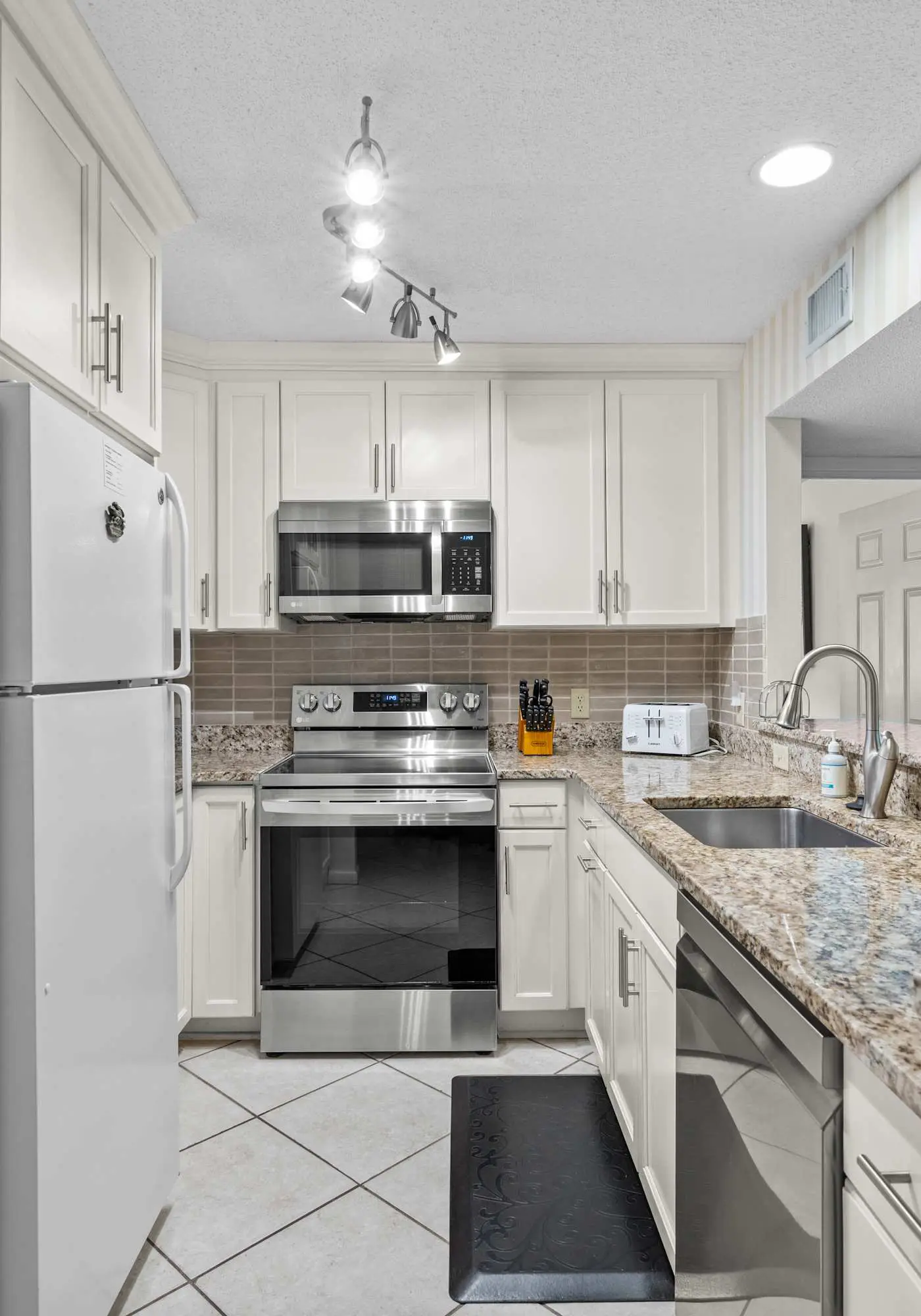 Lovely condo close to beach - pool access, elegant screened patio & washer/dryer