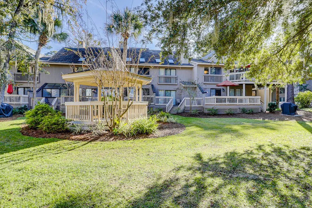 Beachwalk at Shipyard | Pool, Golf & Tennis Center | Stroll 5 Minutes to Sand