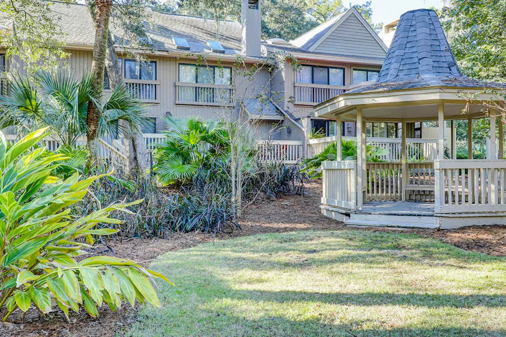 Beachwalk at Shipyard | Pool, Golf & Tennis Center | Stroll 5 Minutes to Sand