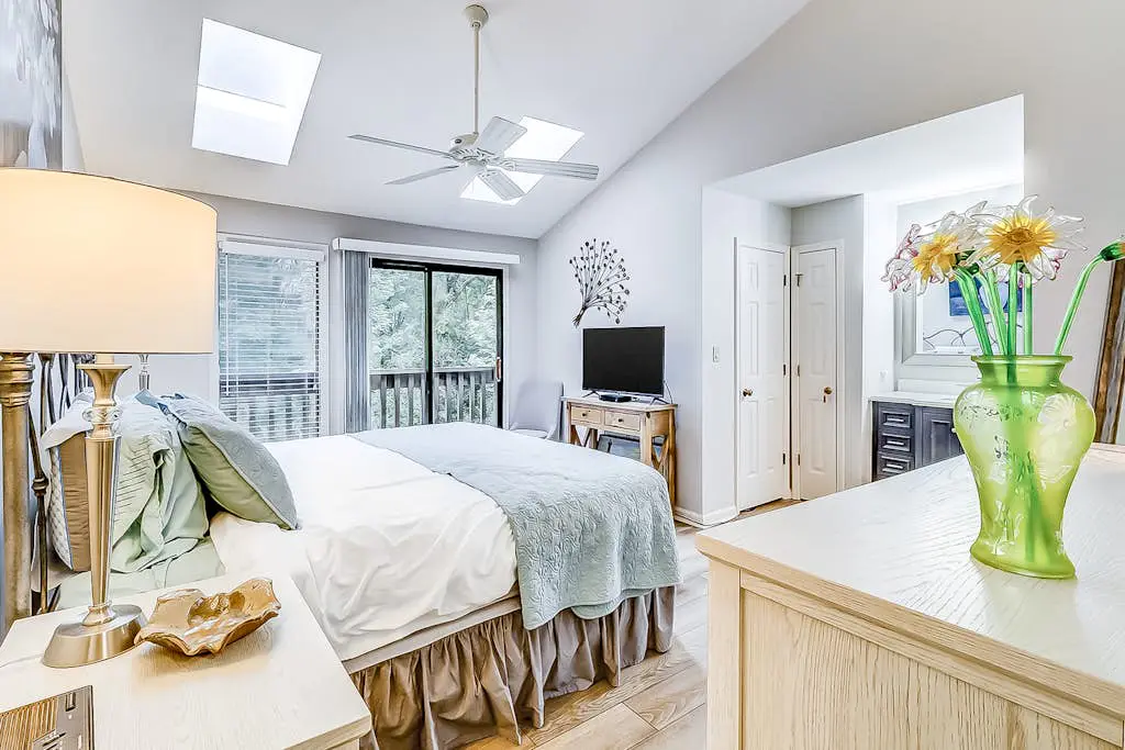 Dog-Friendly Villa w/ Walkable Beach Access, AC, Deck, WiFi & Shared Pool