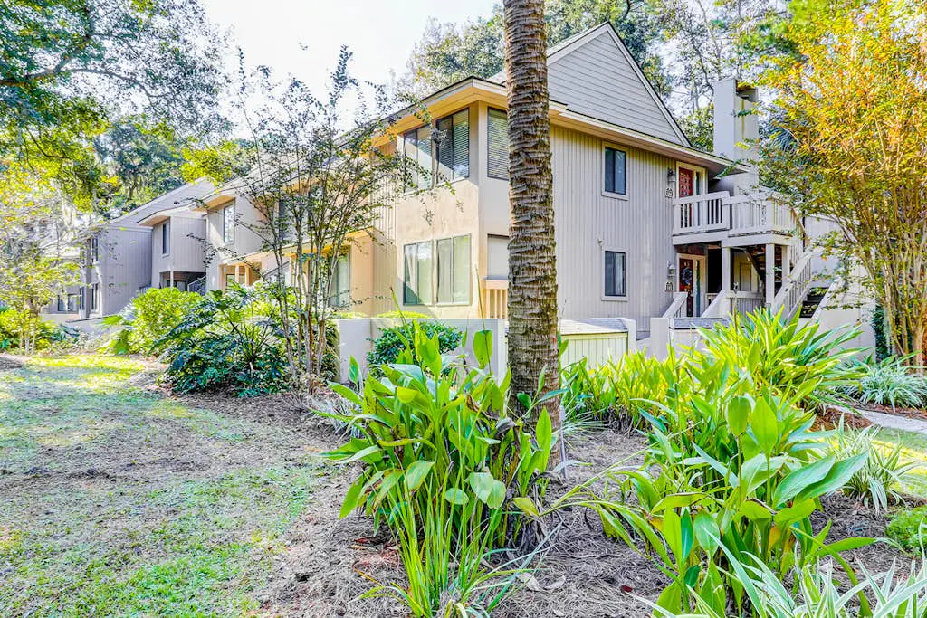 Dog-Friendly Villa w/ Walkable Beach Access, AC, Deck, WiFi & Shared Pool