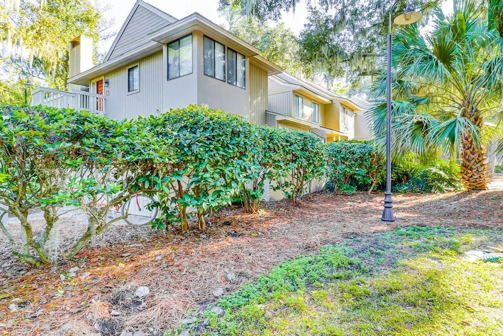 Dog-Friendly Villa w/ Walkable Beach Access, AC, Deck, WiFi & Shared Pool