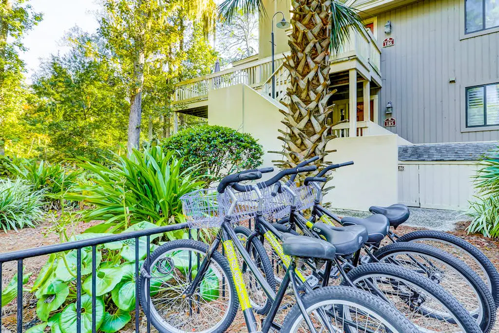 Dog-Friendly Villa w/ Walkable Beach Access, AC, Deck, WiFi & Shared Pool