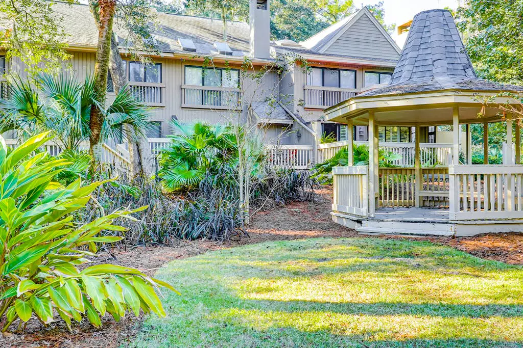 Dog-Friendly Villa w/ Walkable Beach Access, AC, Deck, WiFi & Shared Pool