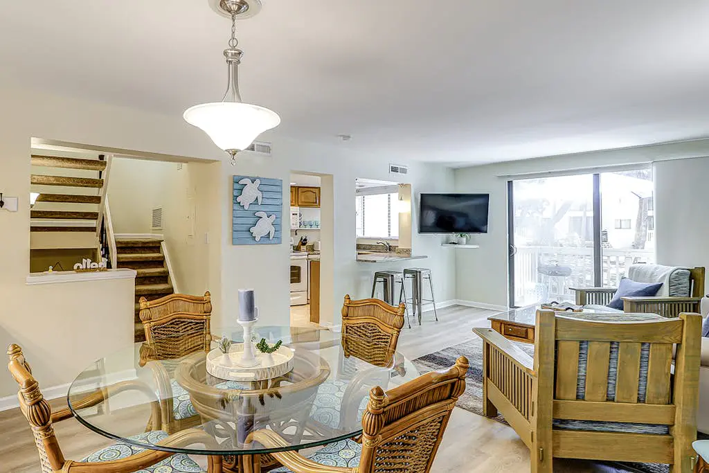 Villa w/ lagoon views & 2 pools - walk to beach